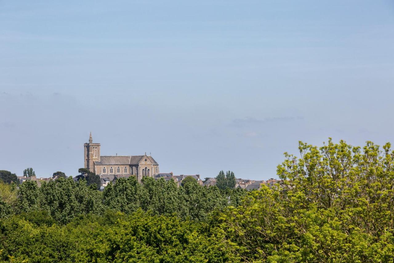 La Métairie du Vauhariot: Seaside Lodge with Heated Pool and Mont Saint-Michel View Cancale Exterior photo