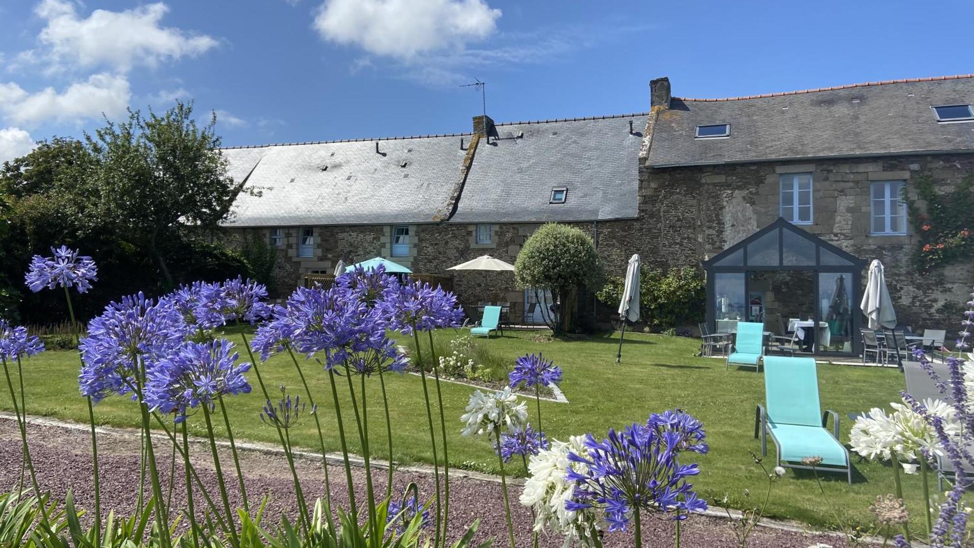La Métairie du Vauhariot: Seaside Lodge with Heated Pool and Mont Saint-Michel View Cancale Exterior photo